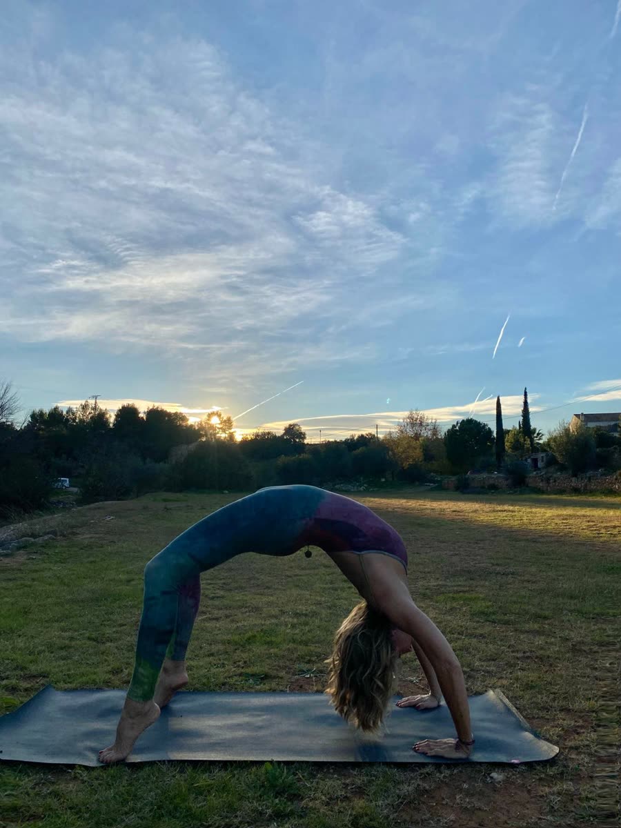 Verónica Sukha practicando yoga